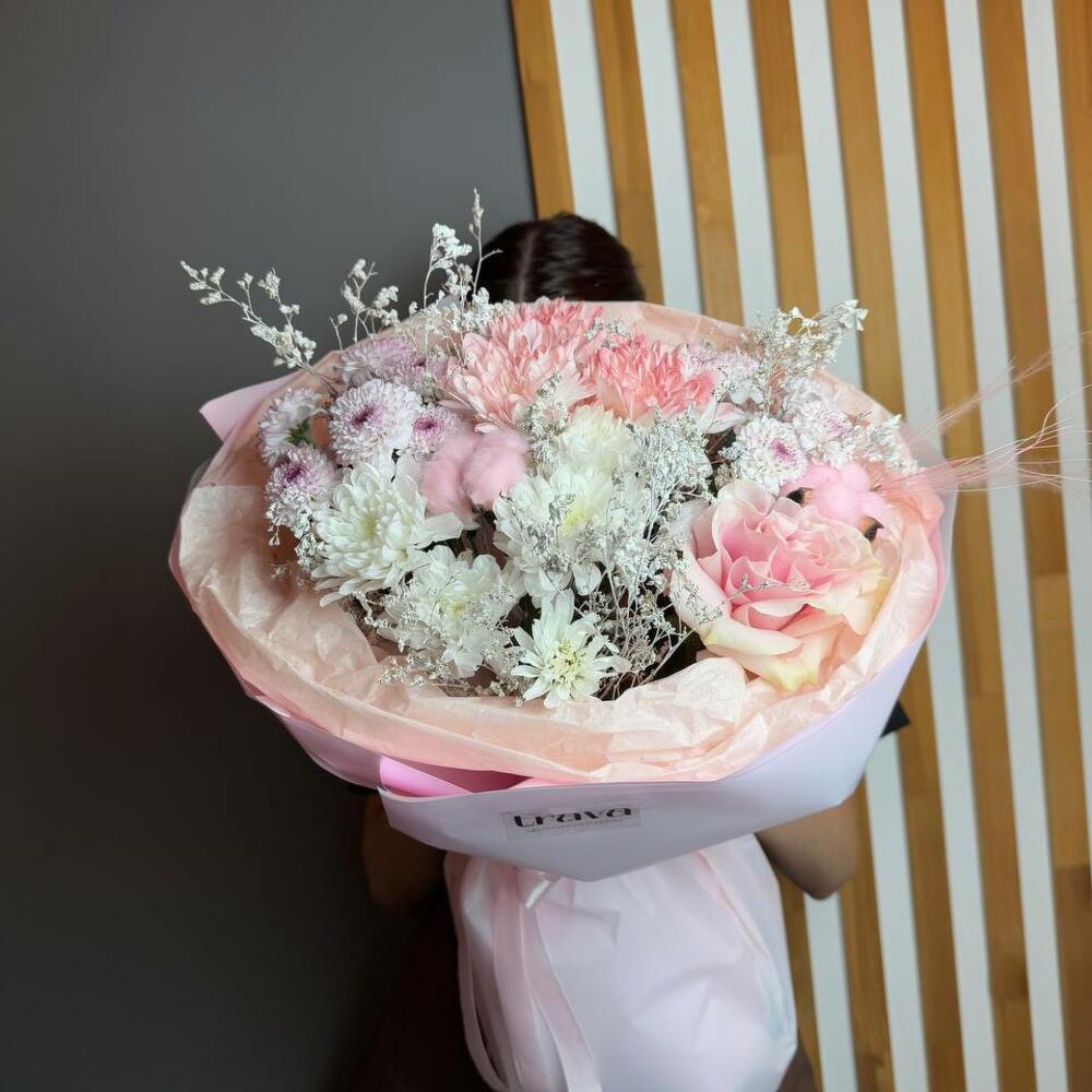 https://content2.flowwow-images.com/data/flowers/1000x1000/00/1736528143_25265600.jpg